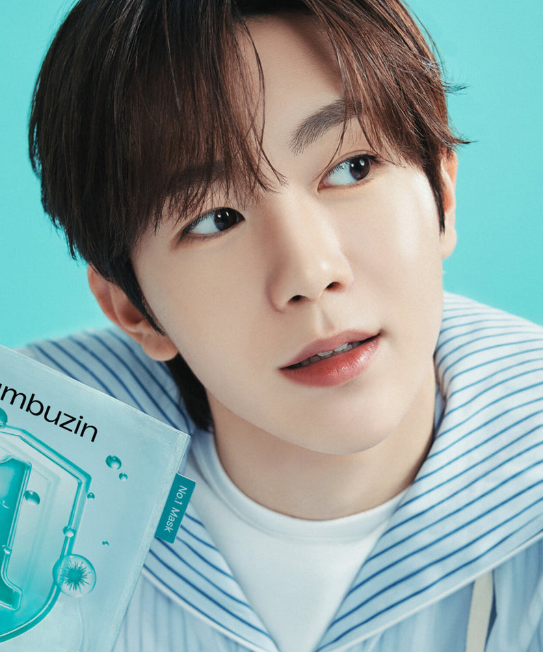 Person holding NUMBUZIN No.1 Hyaluronic Panthenic Acid Clear Soothing Gauze Pack 10 sheets, crème apaisante pour soins de la peau.