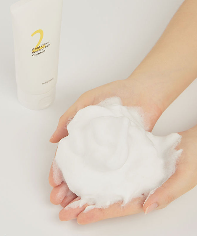 Texture de mousse du NUMBUZIN No.2 Deep Clean Cream Cleansing Foam 120ml en pleine action de nettoyage profond.