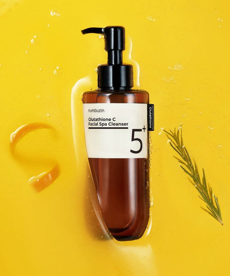Flacon de 200ml du NUMBUZIN No.5 Glutathione C Aroma Massage Deep Cleanser, nettoyant en profondeur pour le visage sur fond jaune.