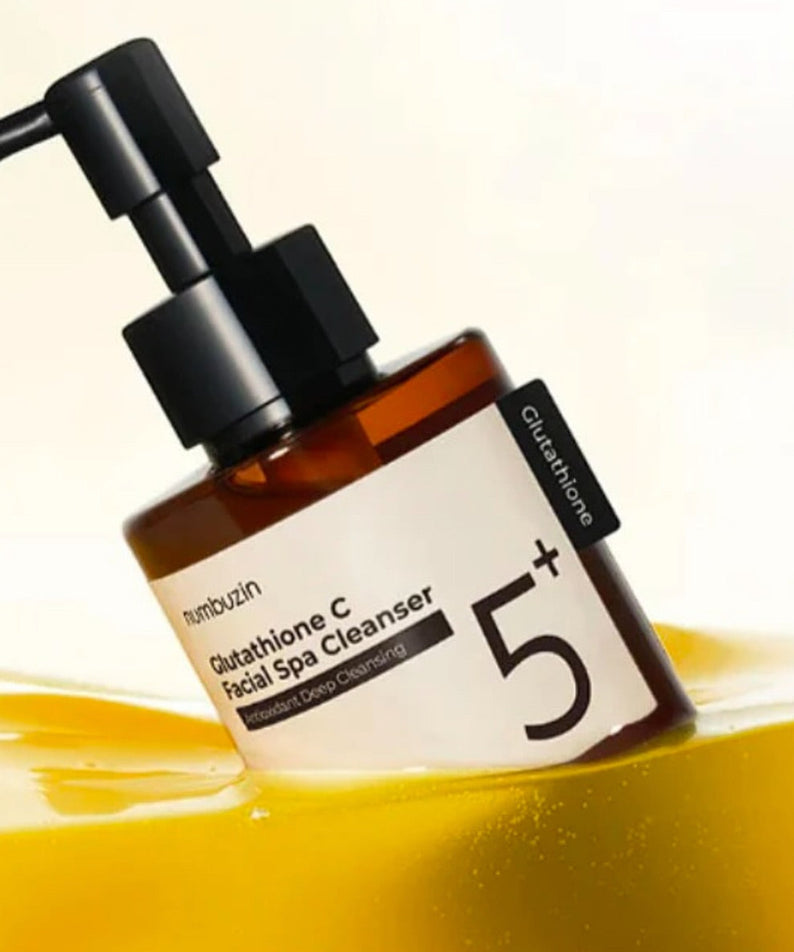 Flacon de NUMBUZIN No.5 Glutathione C Aroma Massage Deep Cleanser 200ml sur fond jaune, produit cosmétique nettoyant en profondeur.