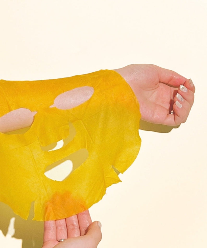 "NUMBUZIN No.5 Vitamin Spotlight Sheets Mask en main, masque en feuille jaune pour soins de la peau."