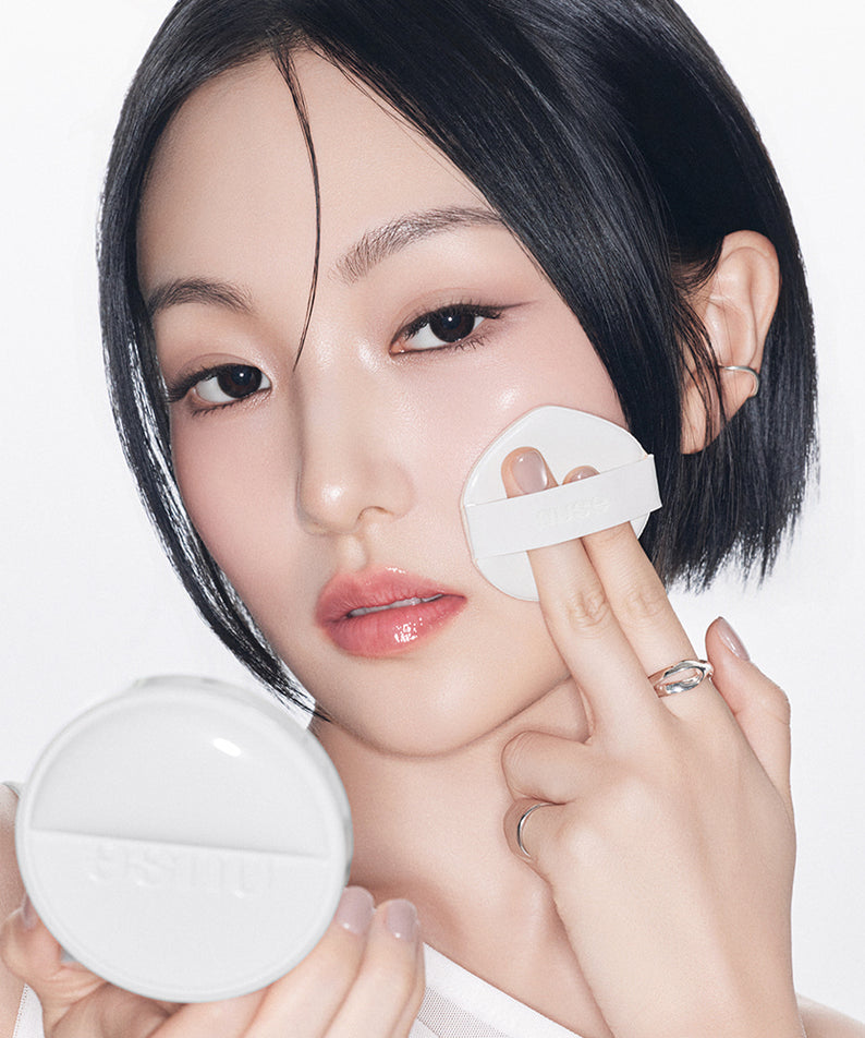 NUSE 1+1 Reju Toning Sun Cushion NUSE, visage maquillé appliquant une éponge, contexte beauté sur fond clair