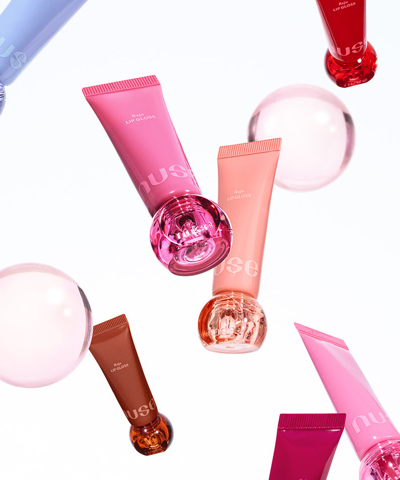 NUSE Nuzzle Reju Lip Gloss de la marque NUSE, gloss colorés et bulles sur fond blanc, produits en scène.