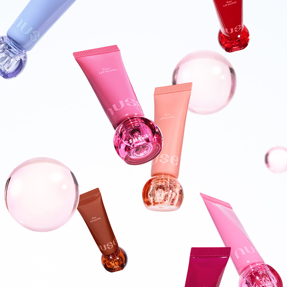 NUSE Nuzzle Reju Lip Gloss de la marque NUSE, gloss colorés et bulles sur fond blanc, produits en scène.
