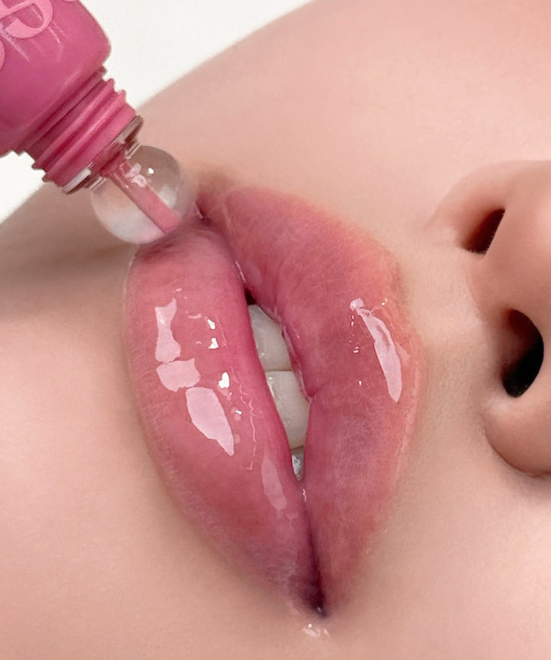 NUSE Nuzzle Reju Lip Gloss, application brillante sur lèvres, marque NUSE, gros plan maquillage en rose