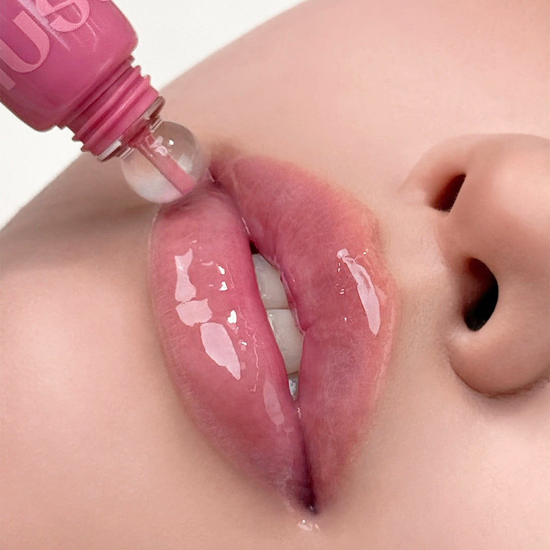 NUSE Nuzzle Reju Lip Gloss, application brillante sur lèvres, marque NUSE, gros plan maquillage en rose