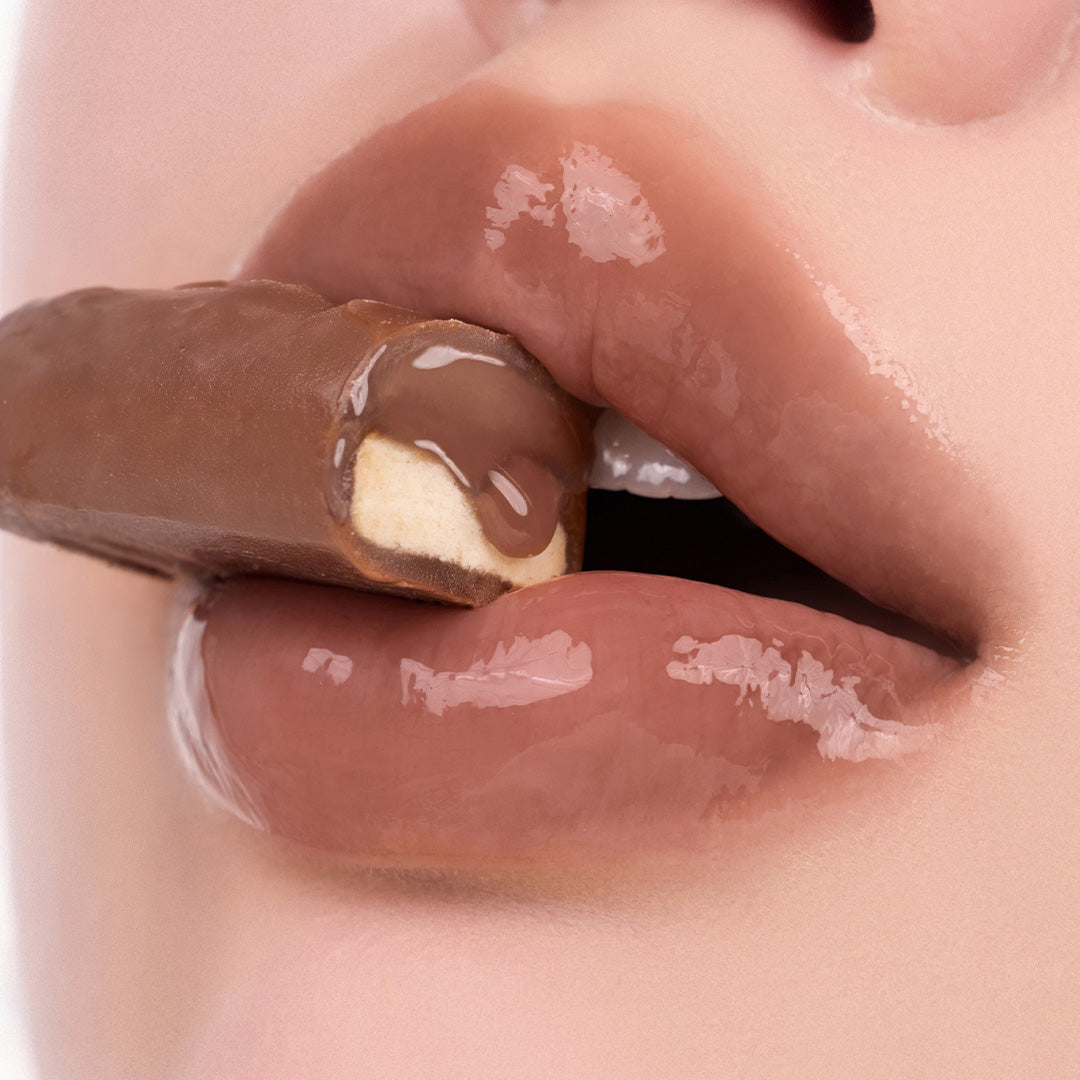 NUSE Nuzzle Reju Lip Gloss : lèvres brillantes avec applicateur, gros plan maquillage, marque NUSE en contexte beauté.