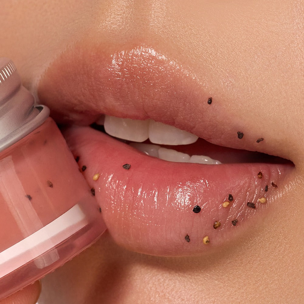 NUSE Seed Care Lip Scrub, marque NUSE, appliqué sur lèvres en gros plan avec texture et petits grains.