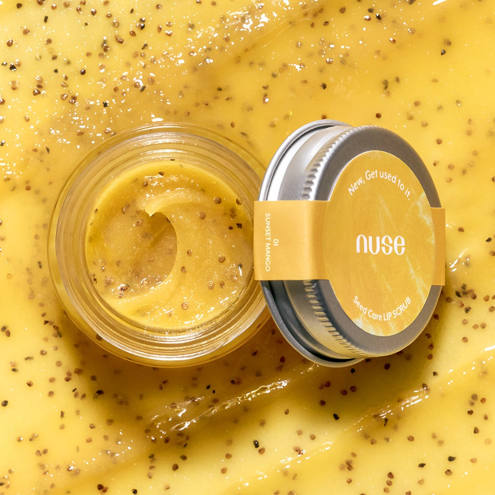 NUSE Seed Care Lip Scrub de NUSE : pot et baume sur fond jaune, grains de gommage visibles, contexte soins lèvres
