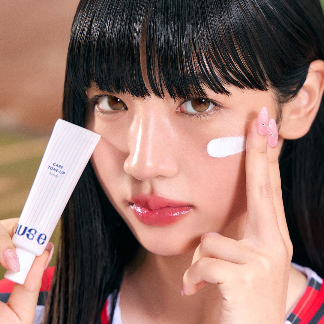 NUSE X Landers Care Tone Up Handy, tube de crème sur une femme au visage, application maquillage, contexte beauté.
