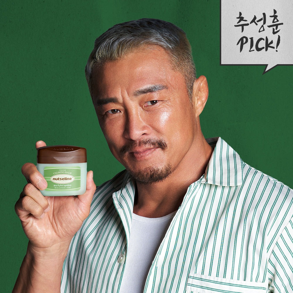 NUTSELINE Cica Nut Calming Balm Season 2 50ml : homme montre le baume vert, ambiance green, marque NUTSELINE.