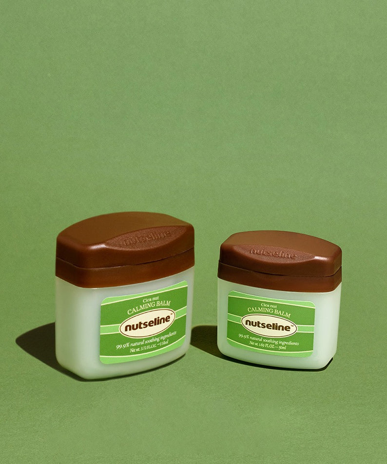 NUTSELINE Cica Nut Calming Balm Season 2 50ml, pots de baume apaisant NUTSELINE sur fond vert, vue produit.