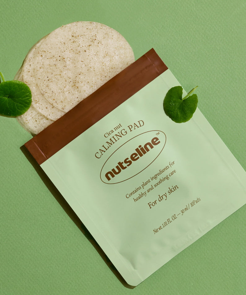 Emballez de "NUTSELINE Cica Nut Calming Pads" sur fond vert avec coussinets exposés.