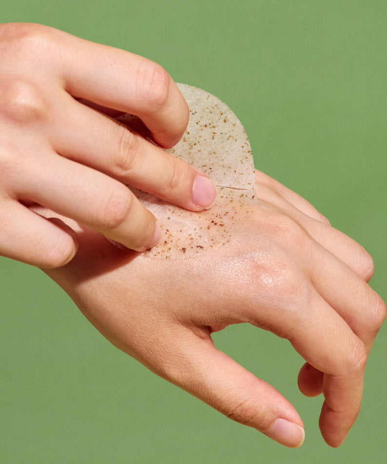 Application des NUTSELINE Cica Nut Calming Pads sur la main pour un apaisement optimal de la peau.