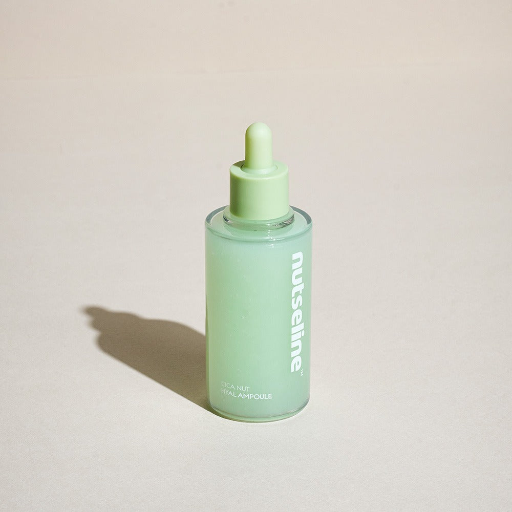 NUTSELINE Cica Nut Hyal Ampoule 90ml de NUTSELINE, flacon vert sur fond clair, contexte visuel produit beauté