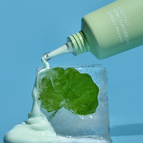 NUTSELINE Cica Nut Hyal Sun Serum 50ml de NUTSELINE, flacon vert et sérum sur fond bleu, goutte sur gel vert.