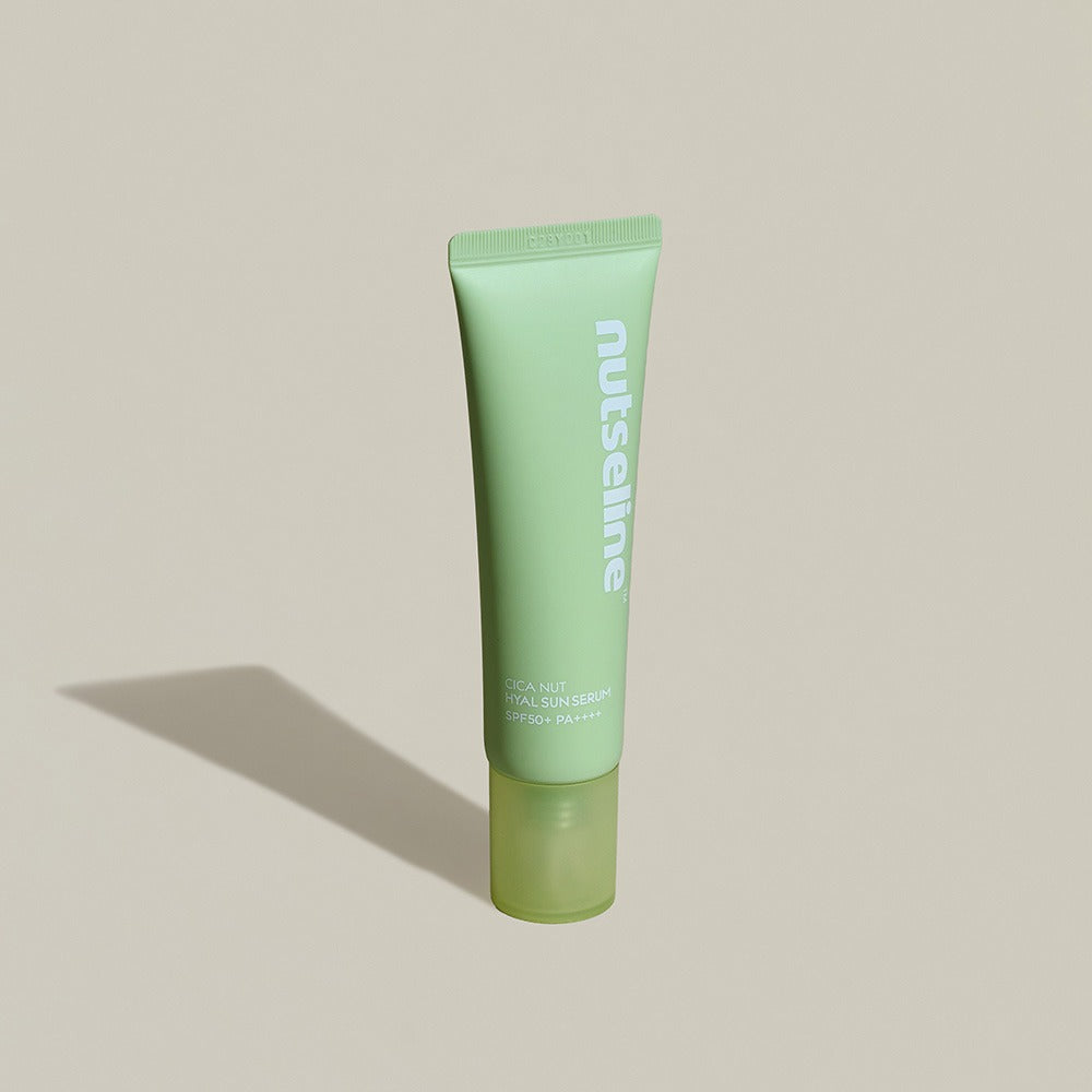 NUTSELINE Cica Nut Hyal Sun Serum 50ml de la marque NUTSELINE, tube vert en studio sur fond clair.