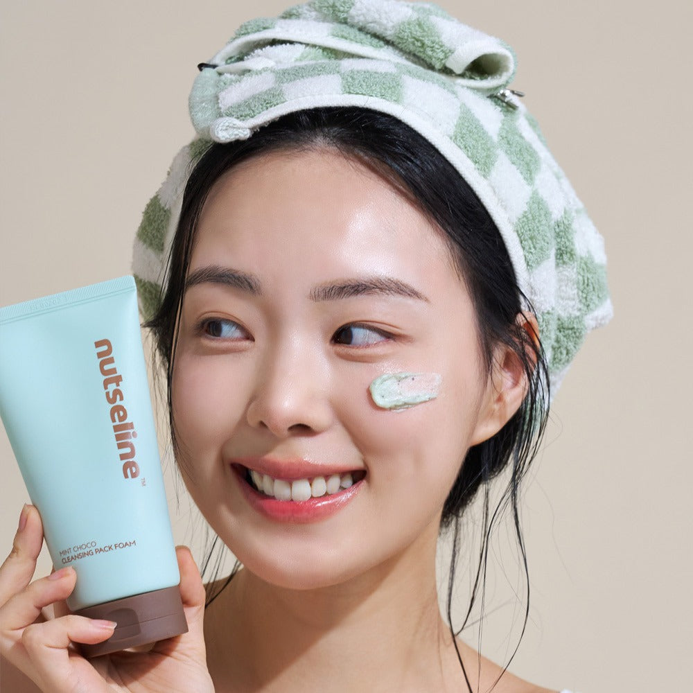 NUTSELINE Mint Chocolate Cleansing Pack Foam 130g : tube menthe chocolat, peau avec mousse, femme au bain.
