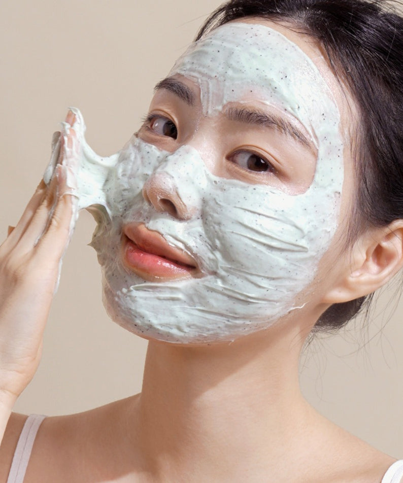 Décris l'image en français : NUTSELINE Mint Chocolate Cleansing Pack Foam 130g de la marque NUTSELINE, masque moussant sur visage