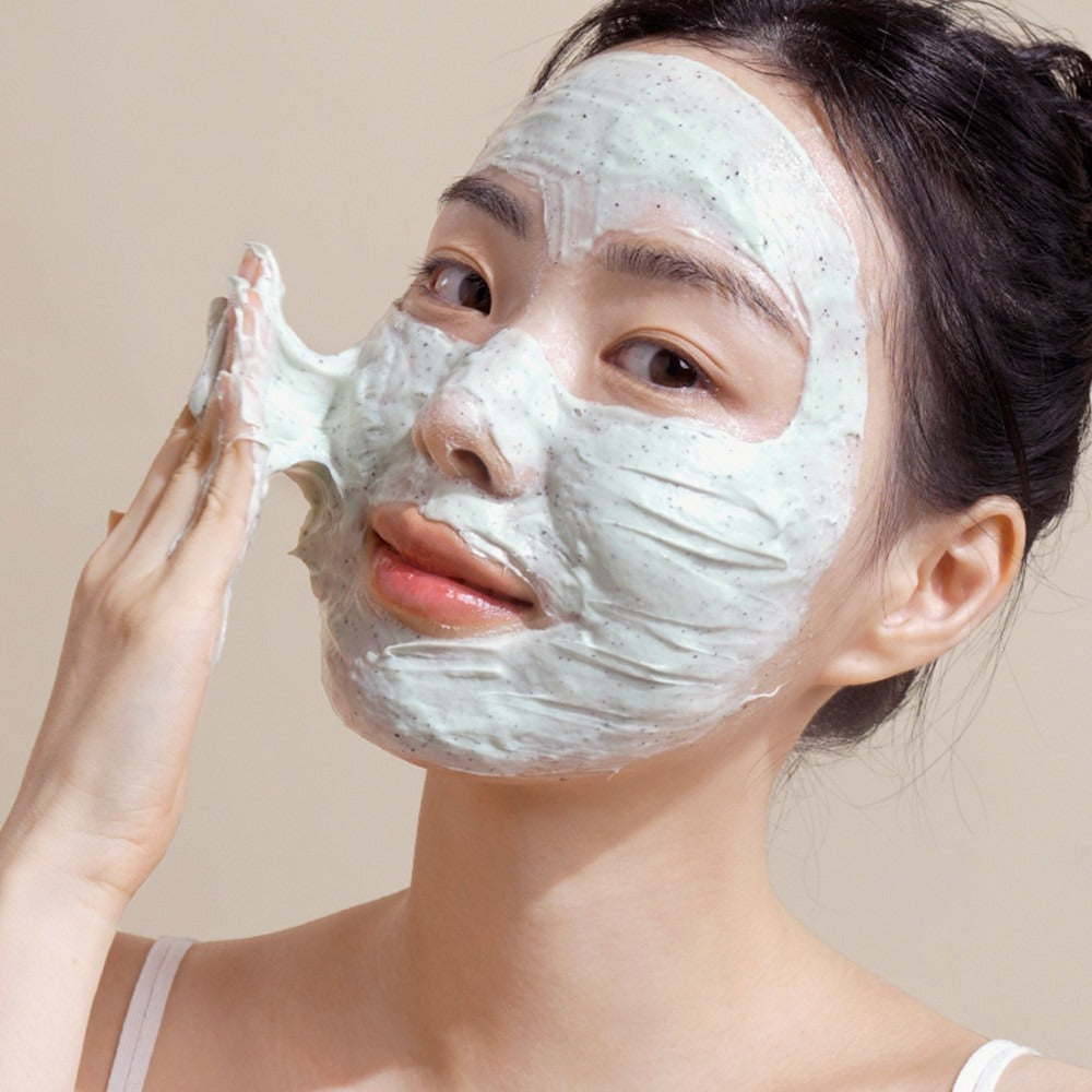 Décris l'image en français : NUTSELINE Mint Chocolate Cleansing Pack Foam 130g de la marque NUTSELINE, masque moussant sur visage