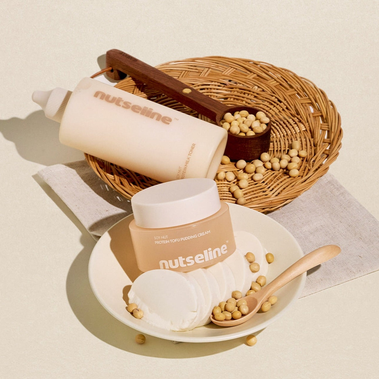 NUTSELINE Soy Nut Line 2 Types (cream/toner) NUTSELINE sur table avec soja, crème et flacon de toner au panier