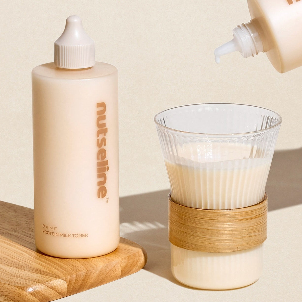 NUTSELINE Soy Nut Line 2 Types (cream/toner) de la marque NUTSELINE, bouteille de toner sur fond bois et verre.