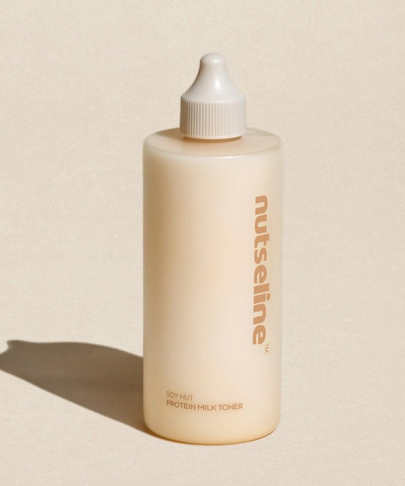 NUTSELINE Soy Nut Protein Milk Toner 300ml, marque NUTSELINE, bouteille crème sur fond clair en studio.
