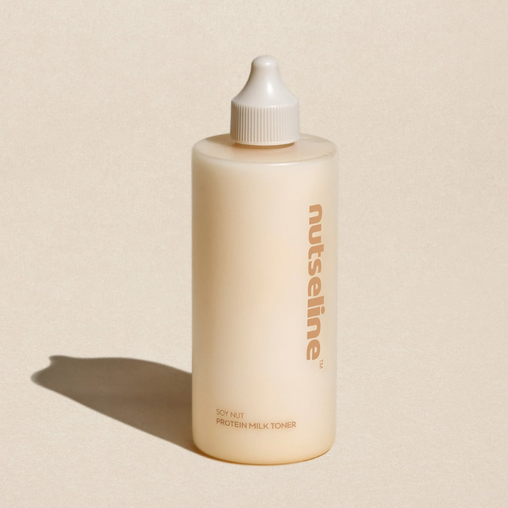 NUTSELINE Soy Nut Protein Milk Toner 300ml, marque NUTSELINE, bouteille crème sur fond clair en studio.
