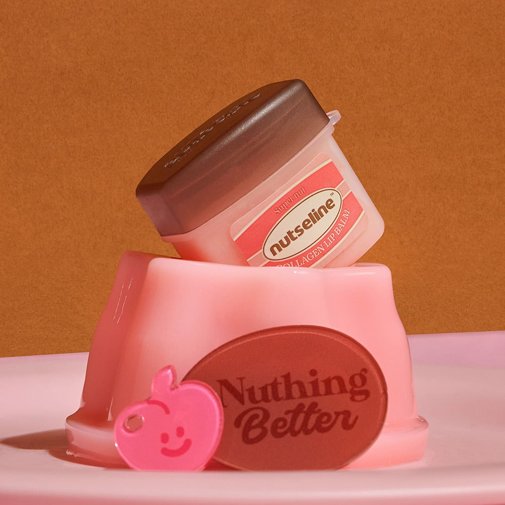 NUTSELINE Super Nut Collagen Keyring Lip Balm 11ml, marque NUTSELINE, sur fond orange, dans un porte-clés maquillage