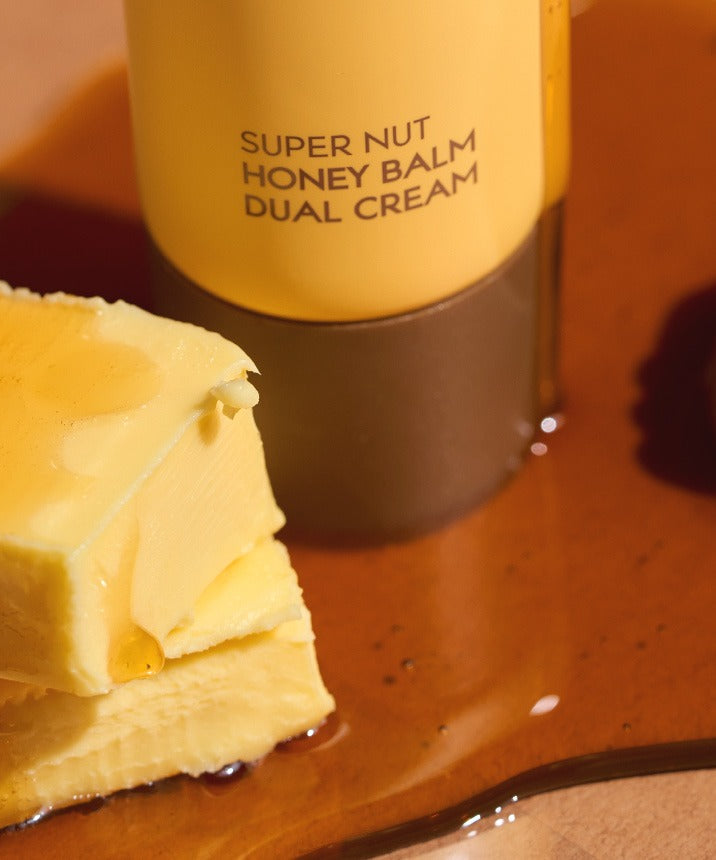 NUTSELINE  Super Nut Honey Balm Dual Cream 60ml, baume miel sur tranche, pot brandé en arrière-plan, ambiance dorée.