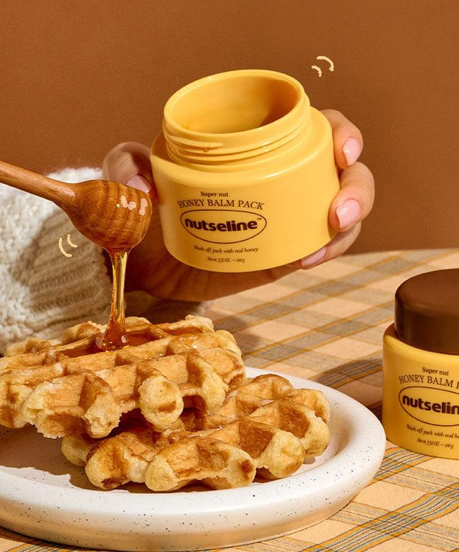 Waffles avec NUTSELINE Super Nut Honey Balm Pack 100g sur une table, ajoutant une saveur sucrée irrésistible à chaque bouchée.