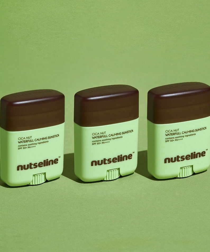 Trois bâtons de protection solaire NUTSELINE Cica Nut Waterful Calming Sun Stick 20g sur fond vert.