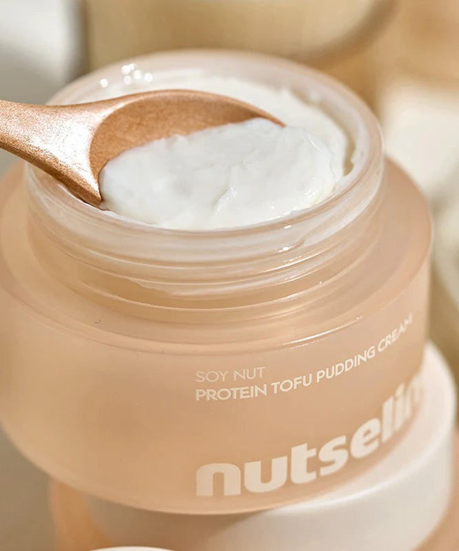 Crème à la protéine de soja NUTSELINE Soy Nut Protein Tofu Pudding Cream 50ml, texture crémeuse dans un pot avec cuillère dorée.