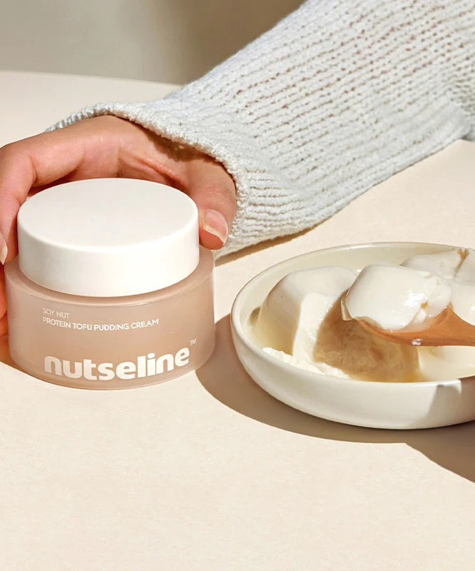 NUTSELINE Soy Nut Protein Tofu Pudding Cream 50ml en pot et cuillère dans un bol, une alternative délicieuse et nourrissante.