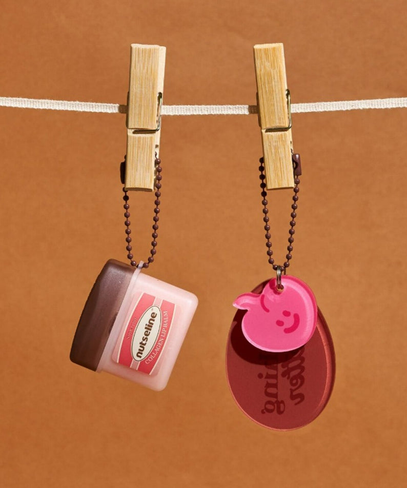NUTSELINE Super Nut Collagen Keyring Lip Balm 11ml suspendu, élégance compacte et pratique pour l'hydratation des lèvres.