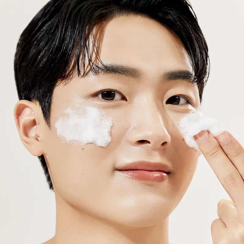 OBGE Cloud Deep Cleansing Foam 150ml de la marque OBGE : homme avec mousse nettoyante sur le visage, contexte salle de bain