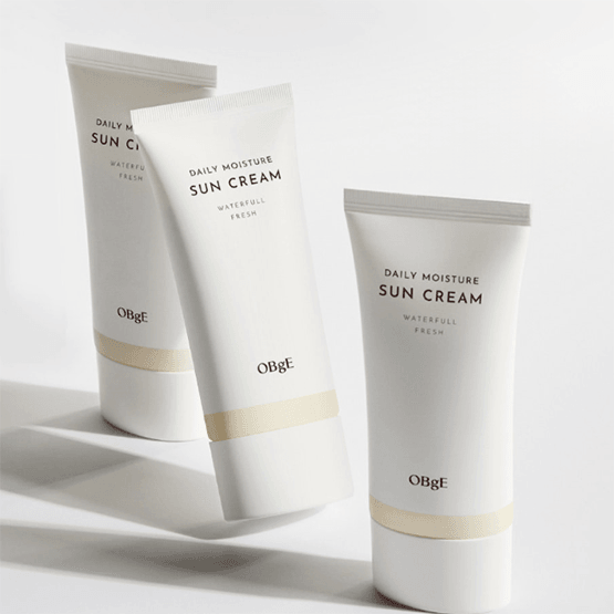 OBGE Daily Moisture Sunscreen 50ml, tubes sur fond clair, marque OBGE; crème solaire hydratante quotidienne