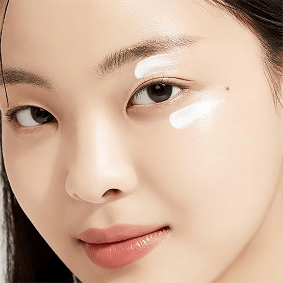 OBGE Daily Moisture Sunscreen 50ml de la marque OBGE : visage avec application crème solaire hydratante, plan rapproché.