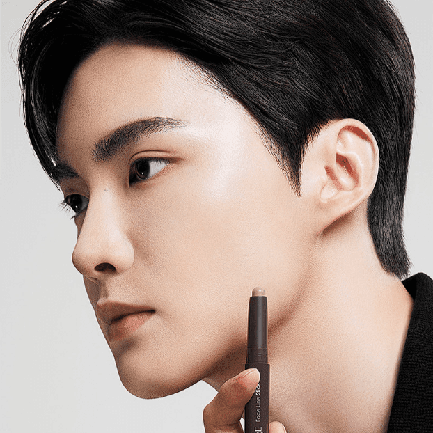 OBGE Face Line Stick, la marque en stick cosmétique sur visage masculin, application de soin anti-âge en gros plan.
