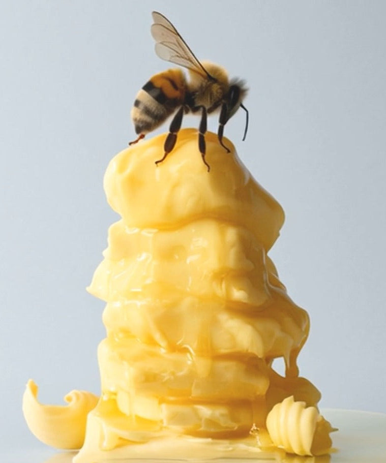 Décris l'image en français en mentionnant le produit, la marque et le contexte visuel : OBGE Honey Butter Hand Cream 50ml, texture miel.