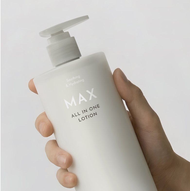 Main tenant OBGE Max All-in-One Lotion 500ml, flacon blanc pompe, fond clair, produit cosmétique OBGE