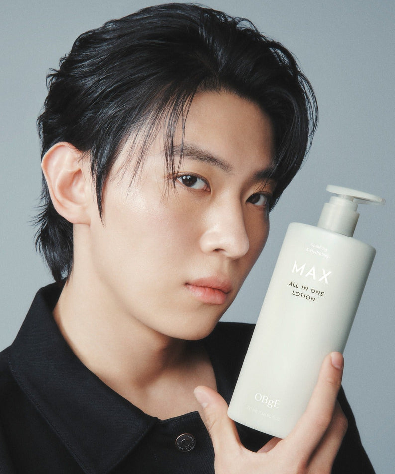 OBGE Max All-in-One Lotion 500ml : flacon crème tenu par un homme, fond bleu clair, marque OBGE visible.