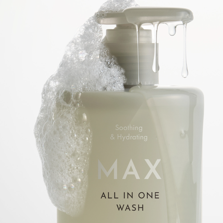 OBGE Max All-in-One Wash 500ml, flacon MAX ALL IN ONE WASH sur fond blanc avec mousse et eau