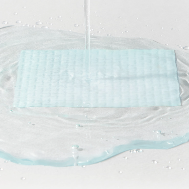 OBGE Max Easy Pick Toner Pad 250ml : marque OBGE sur coussinnet face à l’eau, ambiance spa, texture hydratante.