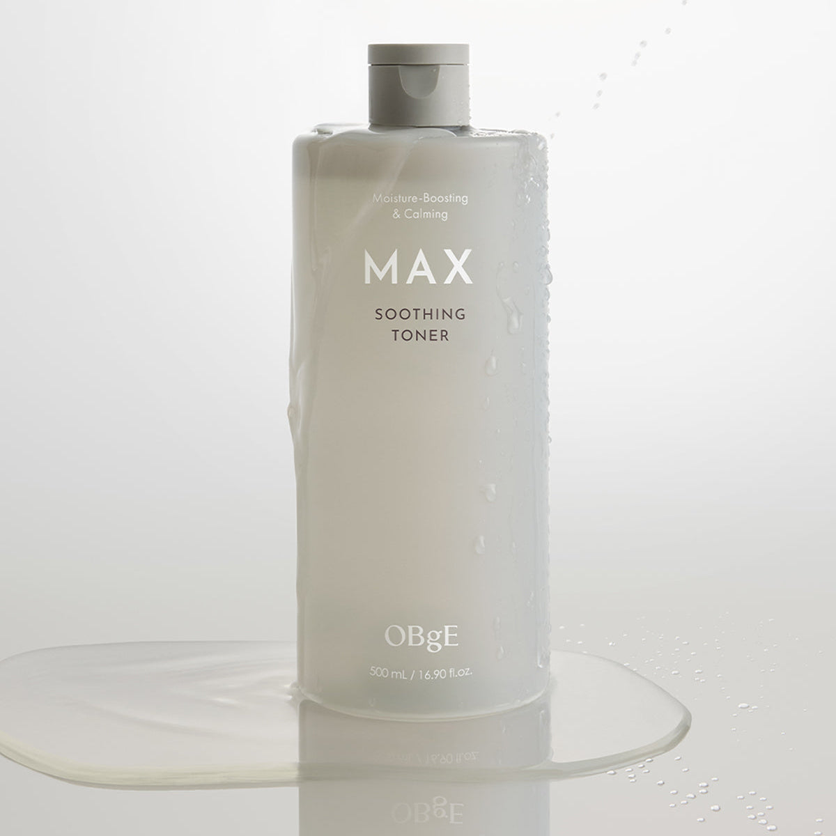 OBGE Max Soothing Toner 500ml, flacon blanc sur fond clair, marque OBGE, contexte soin visage apaisant.
