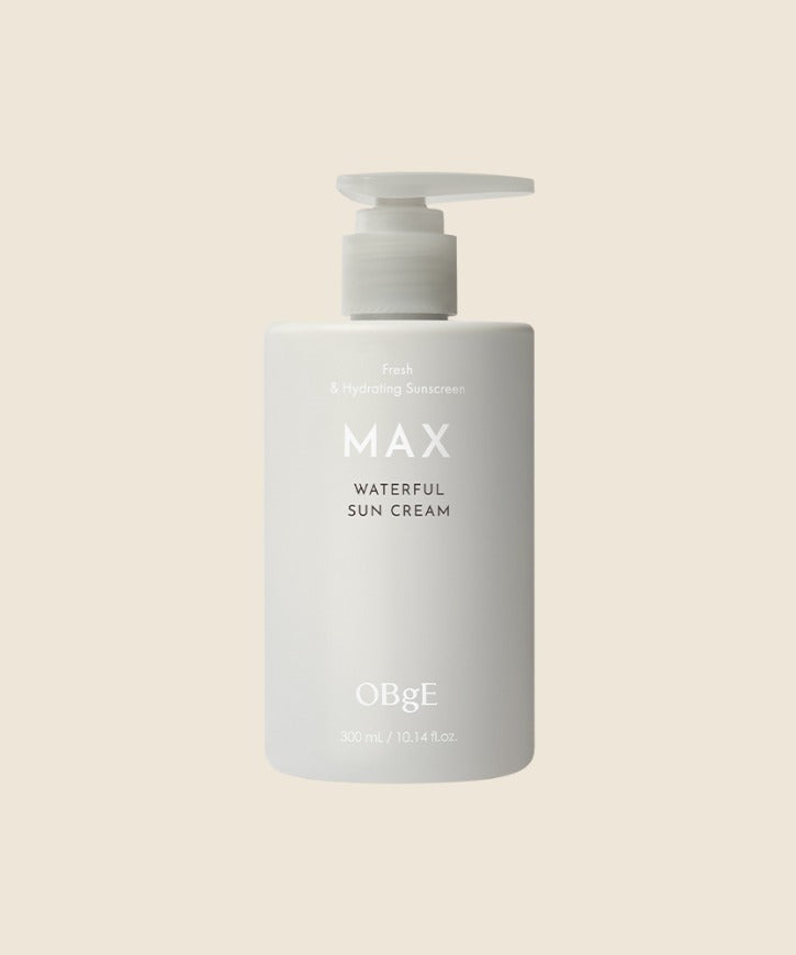 OBGE Max Waterfull Sunscreen 300ml, crème solaire OBGE MAX en flacon pompe sur fond clair, visuel produit