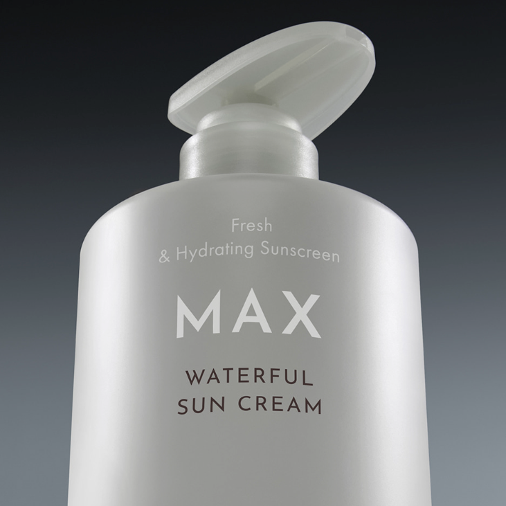 OBGE Max Waterfull Sunscreen 300ml, crème solaire blanche MAX WATERFUL, flacon sur fond sombre, branding visible.