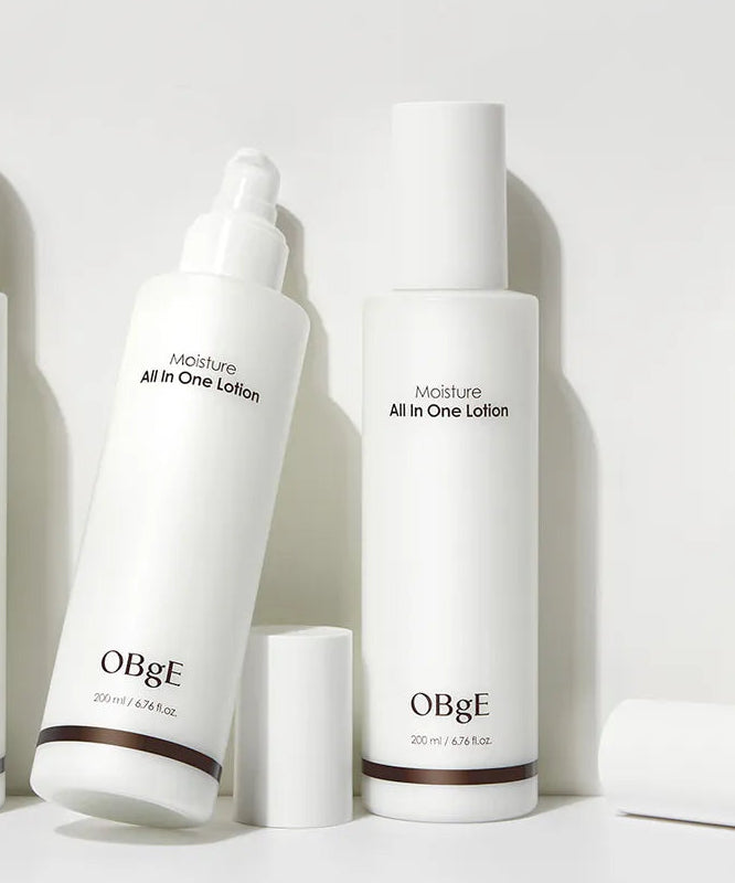 OBGE Moisture All-in-One Lotion 200ml par OBGE, flacons blancs sur fond clair, packshot beauté en gros plan.