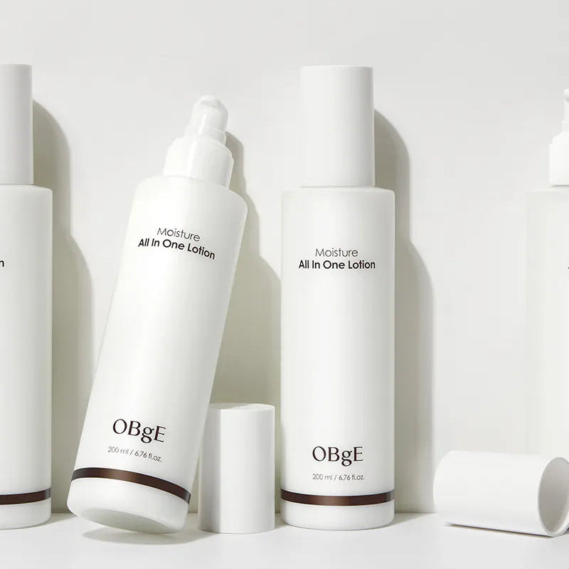 OBGE Moisture All-in-One Lotion 200ml par OBGE, flacons blancs sur fond clair, packshot beauté en gros plan.
