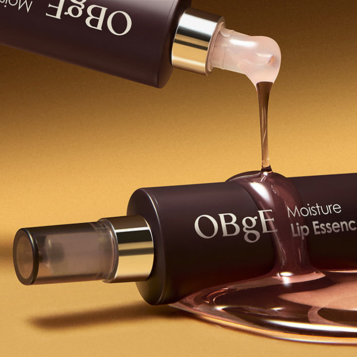 OBGE Moisture Lip Essence 10ml de la marque OBgE, flacons et texture brillante sur fond doré, contexte beauté.